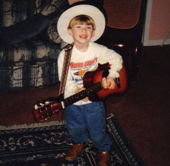 어린 시절 기타를 연주하는 Morgan Wallen